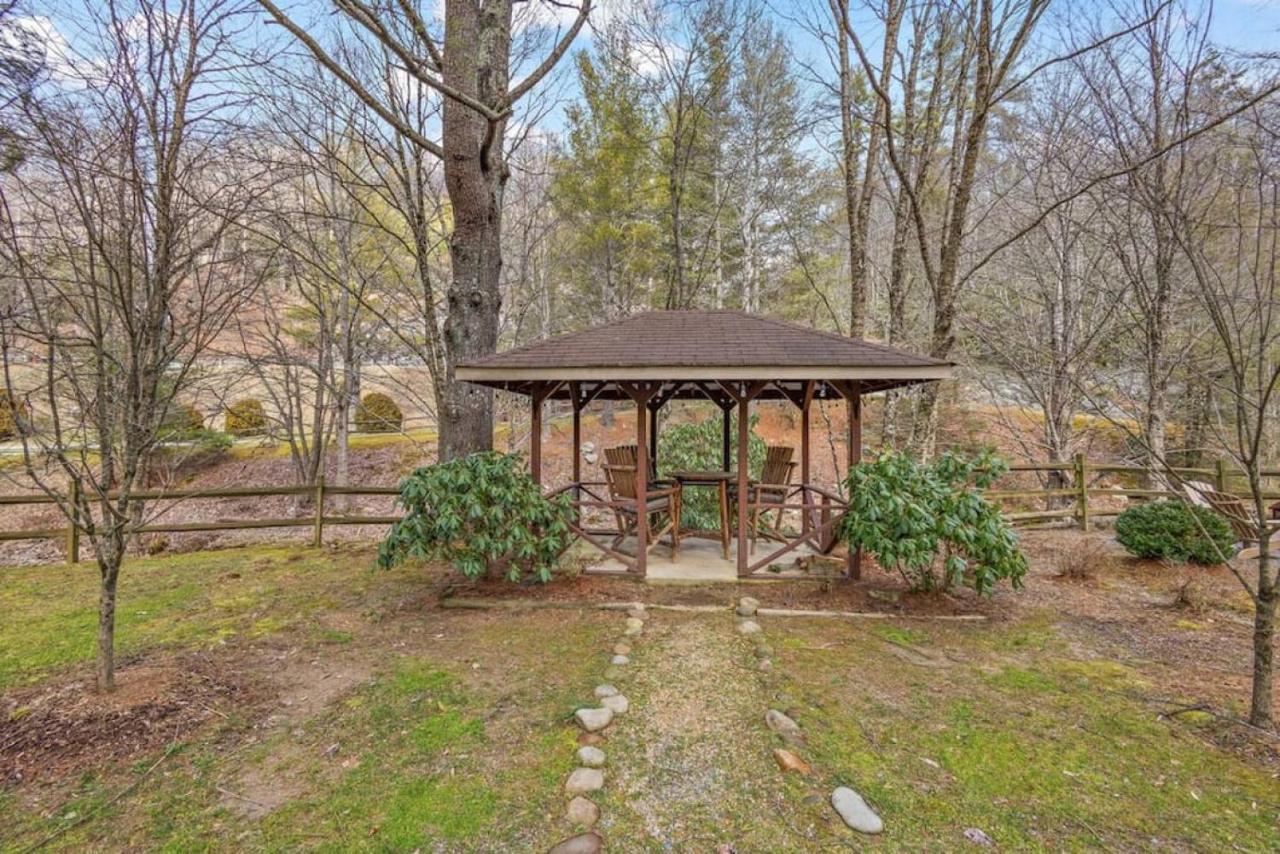 Holiday home Picturesque Riverside With Fireplace And Porch *