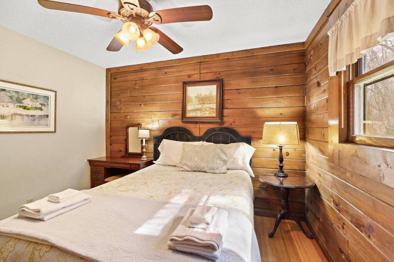 Picturesque Riverside With Fireplace And Porch Holiday home *
