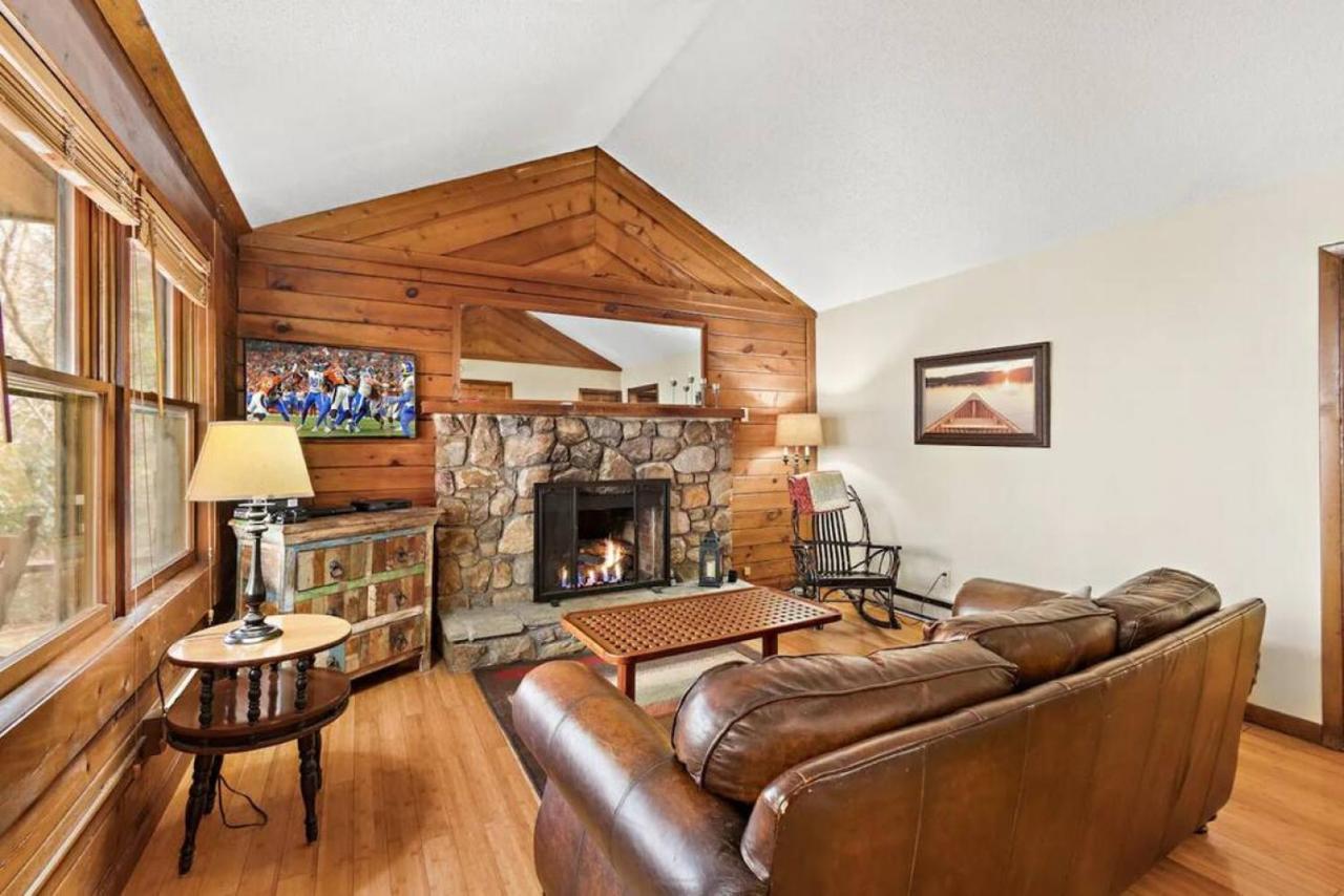 Picturesque Riverside With Fireplace And Porch Holiday home
