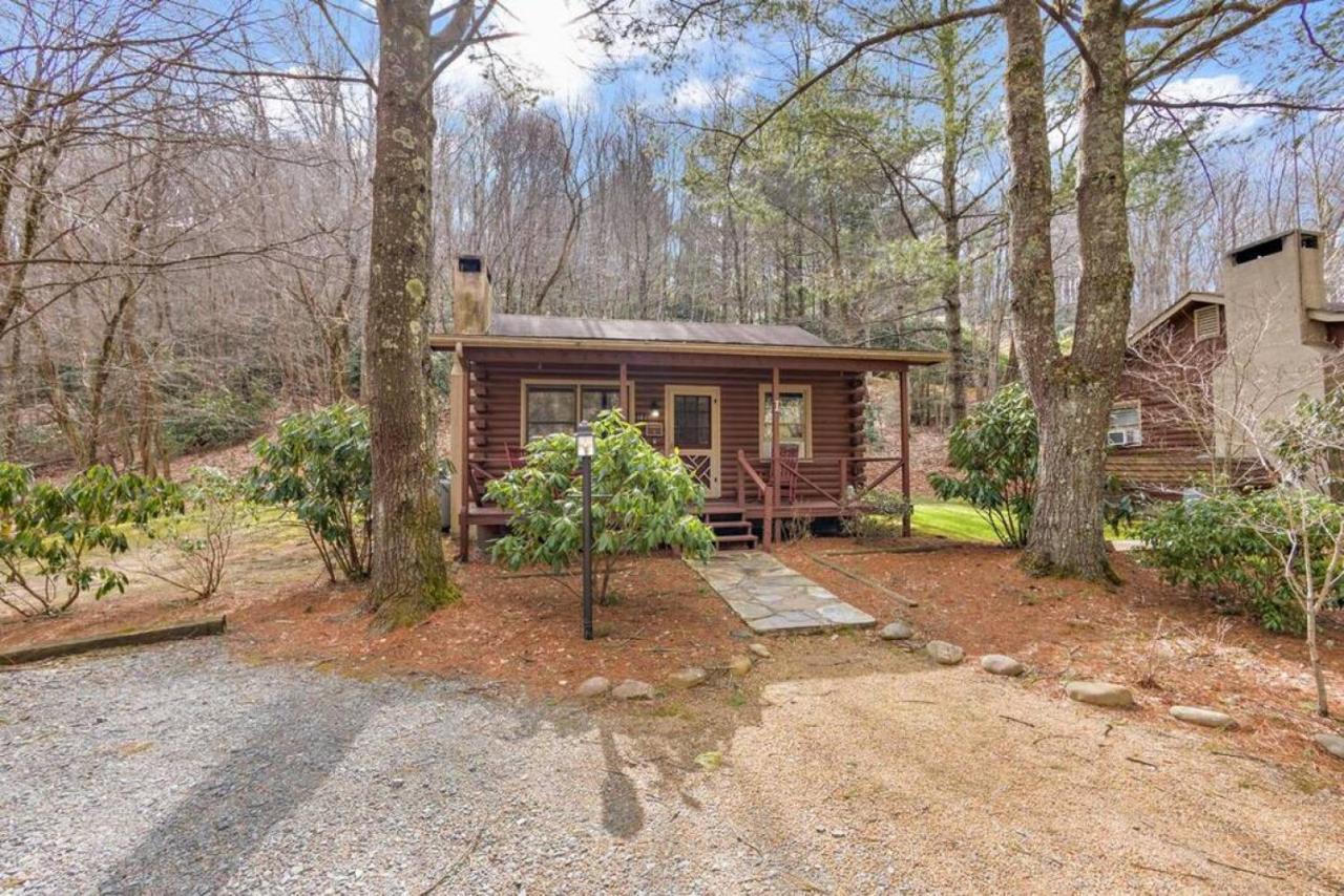Picturesque Riverside With Fireplace And Porch *